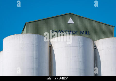 Vue rapprochée de Chancelot Mill, Newhaven, Édimbourg, Écosse, Royaume-Uni, avec de grands silos blancs le jour ensoleillé avec ciel bleu Banque D'Images