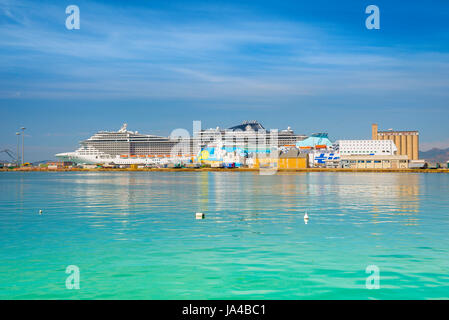 Port de Cagliari, un navire de croisière de luxe amarré dans le port de Cagliari, Sardaigne. Banque D'Images