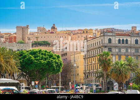 Sardaigne Cagliari cityscape, skyline de Cagliari vue de sa zone portuaire. Banque D'Images