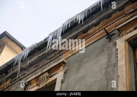 Des cristaux de glace se forment sur un bâtiment en hiver. Photographié à Bucarest, Roumanie Banque D'Images