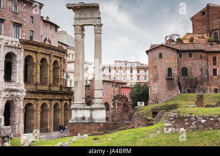 ROME, ITALIE - 19 mars 2017 : Temple d'Apollon Sosianus (centre) et le théâtre de Marcellus (à gauche), entourée de maisons en briques du Moyen Age Banque D'Images