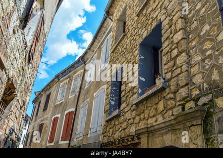 Cat a l'air d'une fenêtre avec des rues étroites et les ruelles d'Orpierre, France Banque D'Images