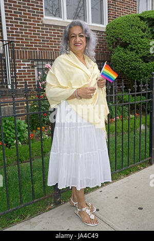 Une jolie femme transgenre au début de la soixantaine au Queens Pride Parade à Jackson Heights, Queens, New York City Banque D'Images