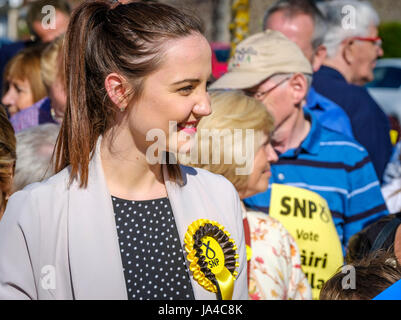 Candidat SNP Mairi McCallan sur la campagne électorale à Biggar, South Lanarkshire. Banque D'Images