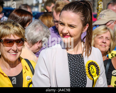 Candidat SNP Mairi McCallan sur la campagne électorale à Biggar, South Lanarkshire. Banque D'Images