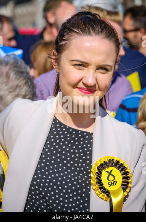 Candidat SNP Mairi McCallan sur la campagne électorale à Biggar, South Lanarkshire. Banque D'Images