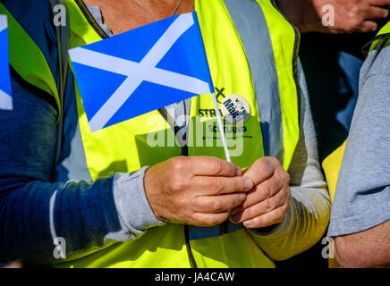 Un partisan du candidat SNP Mairi McCallan sur la campagne électorale à Biggar, South Lanarkshire. Banque D'Images