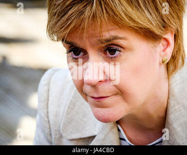 Portrait de Nicola Sturgeon, Ecosse de premier ministre se joint aux SNP Mairi McCallan candidat en campagne électorale à Biggar, South Lanarkshire. Banque D'Images