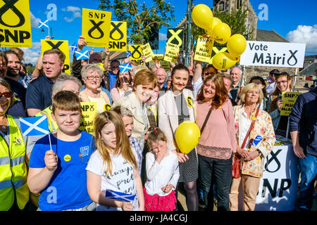 Nicola Sturgeon, Ecosse de premier ministre se joint aux SNP Mairi McCallan candidat en campagne électorale à Biggar, South Lanarkshire. Banque D'Images