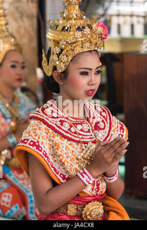 La danse traditionnelle au sanctuaire d'Erawan Bangkok Thaïlande Banque D'Images