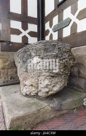 King Arthur's stone en Ruthin au Pays de Galles avec la légende "aen Huail sur quelle tradition membres décapités Huail Roi Arthur, frère de l'historien Gildas Banque D'Images