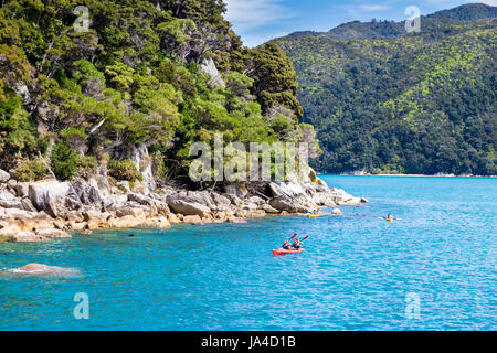 Personnes en kayak, Abel Tasman National Park, New Zealand Banque D'Images