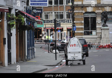 Les officiers de police judiciaire et à l'extérieur du Borough Market Samedi suivant une attaque terroriste. Banque D'Images