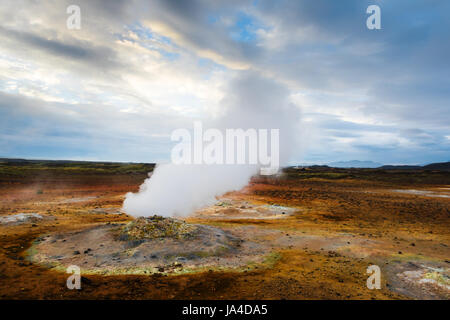 Fumeurs fumerolles sur Hverarond Valley, au nord de l'Islande, de l'Europe. Banque D'Images