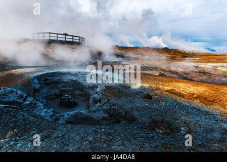 Fumeurs fumerolles sur Hverarond Valley, au nord de l'Islande, de l'Europe. Banque D'Images