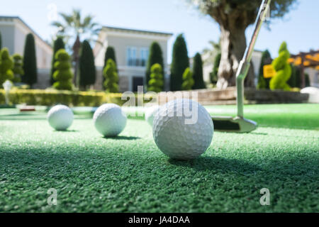 Mini-golf scène avec ballon et club. Journée ensoleillée à resort park Banque D'Images