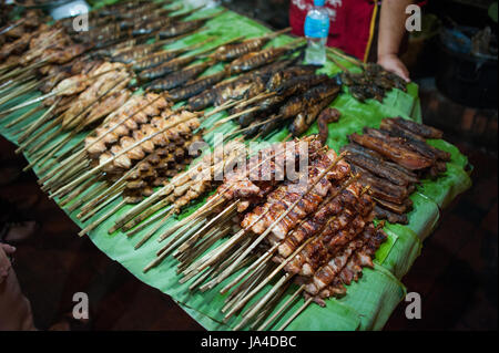 Des grillades sur marché nocturne dans Bangkok, Thaïlande Banque D'Images