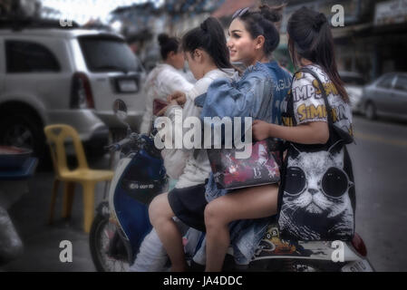Moto pour femme. Trois filles de Thaïlande qui manège une moto. Asie du Sud-est Banque D'Images