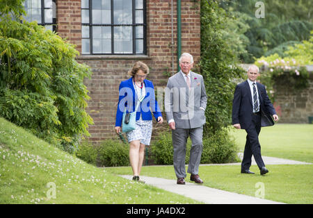 Le Prince de Galles, président du National Trust, visites Chartwell House, Kent, l'ex-pays accueil de Sir Winston Churchill qui a fait l'objet de restauration. Banque D'Images