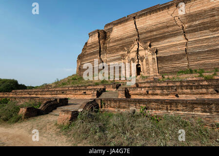 La pagode de Mingun est incomplète d'un stupa à Mingun, au nord-ouest de Mandalay en Birmanie. Banque D'Images