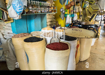 Les céréales et d'herbes dans des barils à la République dominicaine marché. Banque D'Images