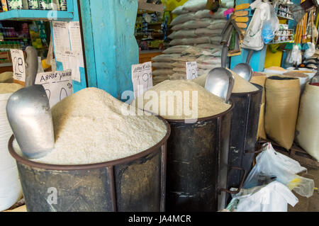 Et de riz dans des barils à la République dominicaine marché. Banque D'Images