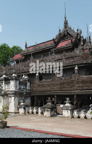 Monastère Shwenandaw est le seul bâtiment d'origine du palais de Mandalay qui ont survécu à la bombe pendant la Seconde Guerre mondiale, à Mandalay, Myanmar Banque D'Images