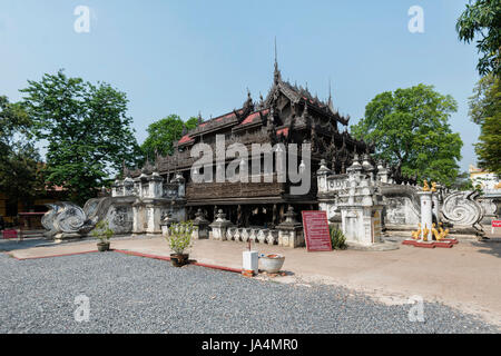 Monastère Shwenandaw est le seul bâtiment d'origine du palais de Mandalay qui ont survécu à la bombe pendant la Seconde Guerre mondiale, à Mandalay, Myanmar Banque D'Images