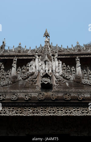 Monastère Shwenandaw est le seul bâtiment d'origine du palais de Mandalay qui ont survécu à la bombe pendant la Seconde Guerre mondiale, à Mandalay, Myanmar Banque D'Images