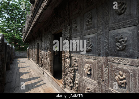 Monastère Shwenandaw est le seul bâtiment d'origine du palais de Mandalay qui ont survécu à la bombe pendant la Seconde Guerre mondiale, à Mandalay, Myanmar Banque D'Images