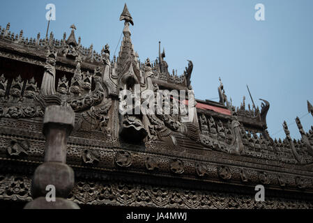 Monastère Shwenandaw est le seul bâtiment d'origine du palais de Mandalay qui ont survécu à la bombe pendant la Seconde Guerre mondiale, à Mandalay, Myanmar Banque D'Images