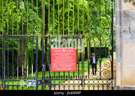 Avis sur la porte d'entrée du "dos" à St John's College, Université de Cambridge, en Angleterre. Banque D'Images
