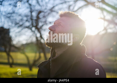 Portrait d'un homme âgé dans un parc. Il regarde pensivement dans la distance, de la planification et de rêver à l'avenir Banque D'Images