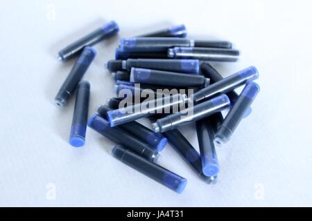 Cartouches d'encre bleue d'écrire avec un stylo plume Banque D'Images