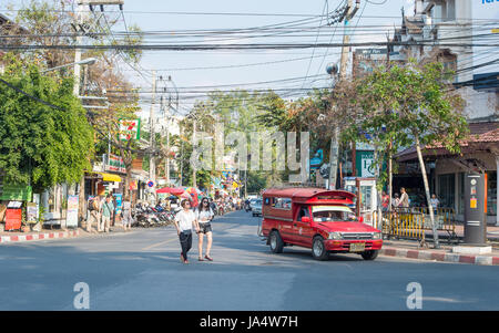 Rouge traditionnel songthaew taxi dans une rue de Chiang Mai. C'est la plus grande ville du nord de la Thaïlande. Banque D'Images