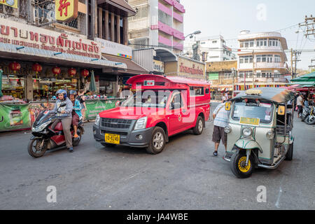 Rouge traditionnel songthaew taxi extérieur marché Warorot à Chiang Mai. C'est la plus grande ville du nord de la Thaïlande. Banque D'Images