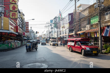 Rouge traditionnel songthaew taxi dans une rue de Chiang Mai. C'est la plus grande ville du nord de la Thaïlande. Banque D'Images