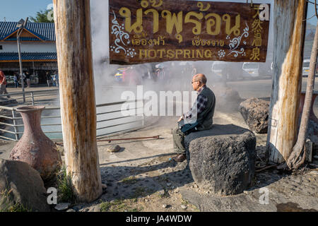 Soet Pha Hot Spring en dehors de Chiang Rai. C'est un arrêt touristiques populaires dans le nord de la Thaïlande entre Chiang Mai et Chiang Rai. Banque D'Images