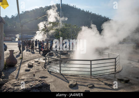 Soet Pha Hot Spring en dehors de Chiang Rai. C'est un arrêt touristiques populaires dans le nord de la Thaïlande entre Chiang Mai et Chiang Rai. Banque D'Images