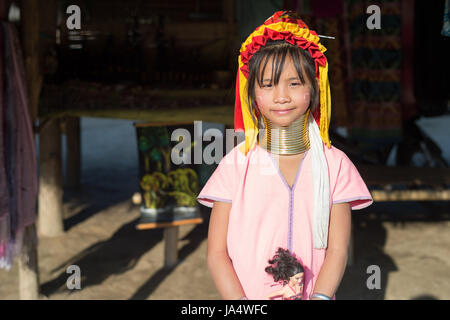 Karen long cou fille dans un village entre Chiang Rai et Chiang Mai. Karen est une de plusieurs tribus ethniques dans le nord de la Thaïlande Banque D'Images