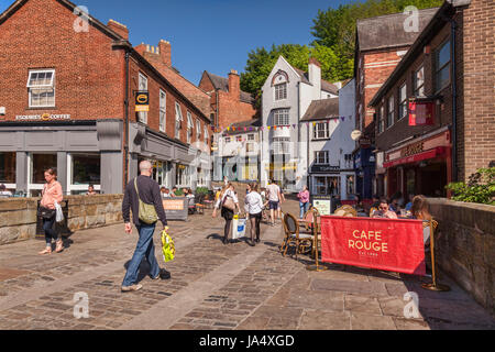 25 Mai 2017 : Shoppers dans Silver Street, Durham, England, UK, sur une belle journée de printemps ensoleillée. Banque D'Images