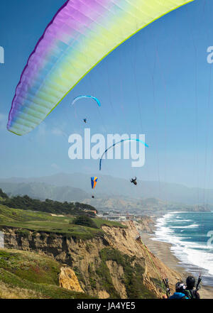 Il s'agit d'une image d'un parapente plus de Muscle Beach le long de la côte centrale de la Californie. Muscle Beach est situé dans la région de Pacifica, Californie, qui est une prim Banque D'Images