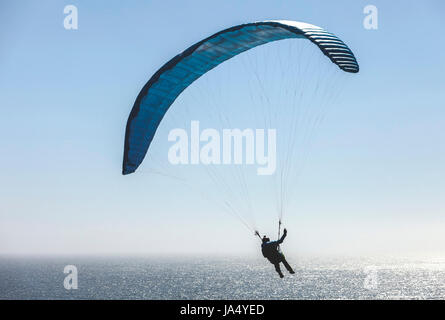 Il s'agit d'une image d'un parapente plus de Muscle Beach le long de la côte centrale de la Californie. Muscle Beach est situé dans la région de Pacifica, Californie, qui est une prim Banque D'Images