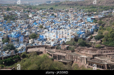 Paysage urbain d'Jodhbur, la ville bleue de l'Inde à l'État de Rajasthan vu de Fort Mehrangarh. La ville est également connue sous le nom de Sun City Banque D'Images