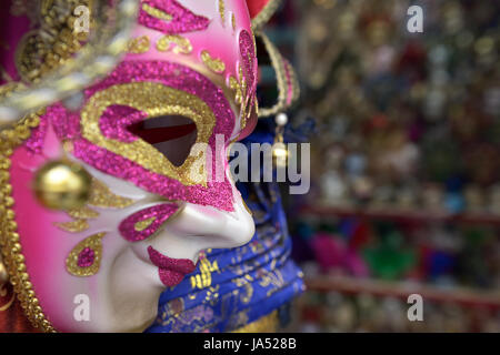 La production en masse de souvenirs en forme de masques de carnaval vénitien vendu dans les rues dans les villes méditerranéennes. Mai 2017 vers Banque D'Images