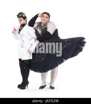 Deux Drag Queens produire ensemble en caricature humoristique de la femme, on white Banque D'Images