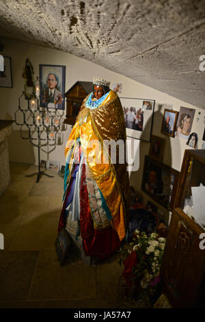 Pèlerins visitent Sara, patronne des Gitans Sara à l'église des Saints des Derniers Jours de la mer avant la procession annuelle à la mer. Banque D'Images