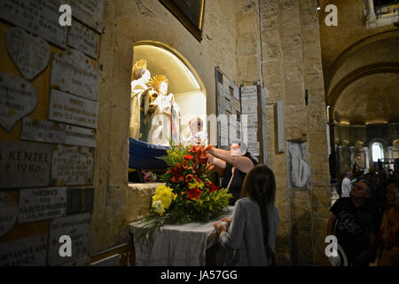 Pèlerins visitent Sara, patronne des Gitans Sara à l'église des Saints des Derniers Jours de la mer avant la procession annuelle à la mer. Banque D'Images