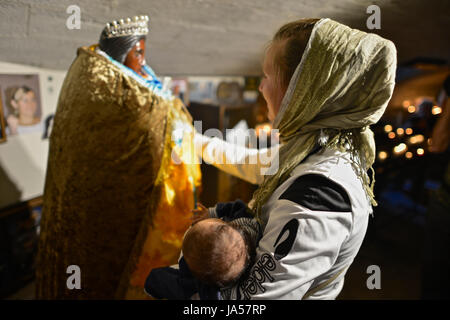 Pèlerins visitent Sara, patronne des Gitans Sara à l'église des Saints des Derniers Jours de la mer avant la procession annuelle à la mer. Banque D'Images