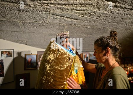 Pèlerins visitent Sara, patronne des Gitans Sara à l'église des Saints des Derniers Jours de la mer avant la procession annuelle à la mer. Banque D'Images